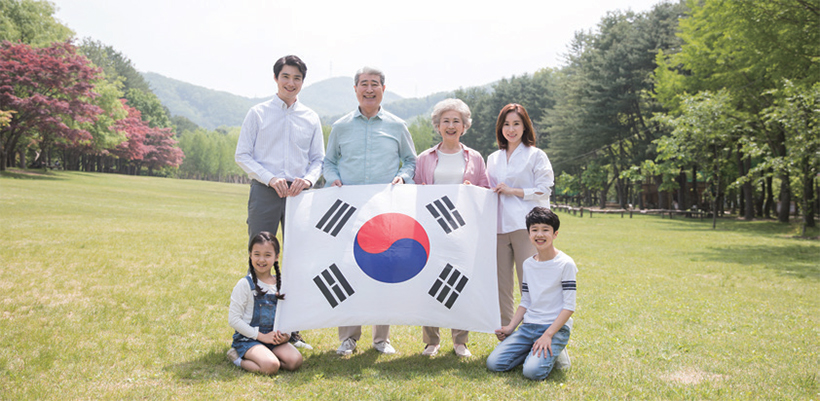 태극기를 든 3대 가족