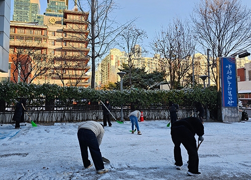 눈길 위에서 만난 따뜻한 마음