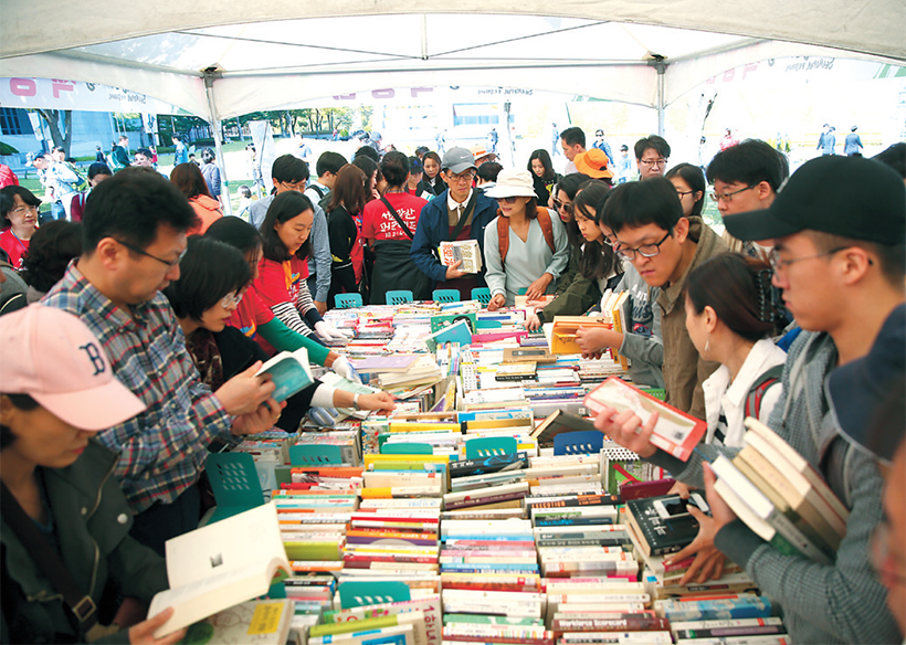 책문화축제에서 책을 보는 시민들