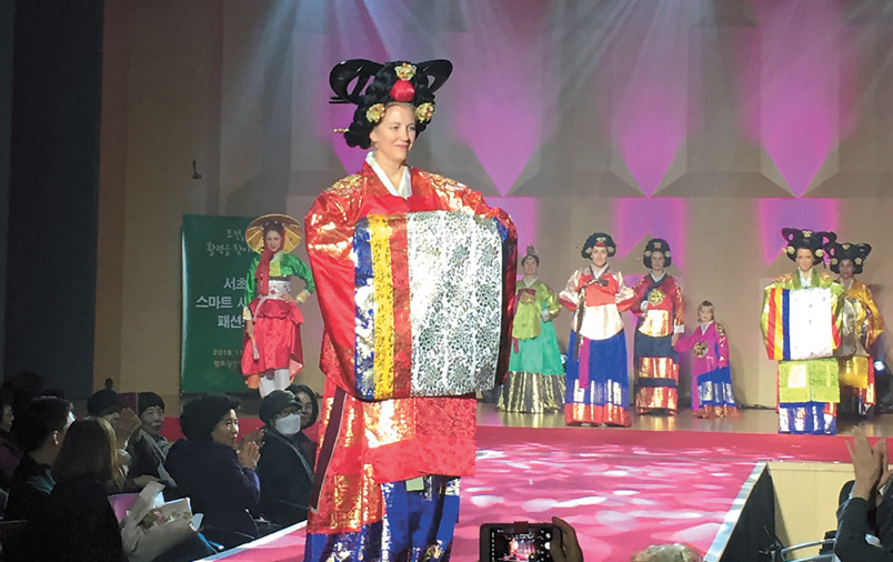 서래마을 거주 외국인들의 한국 전통궁중의상 패션쇼