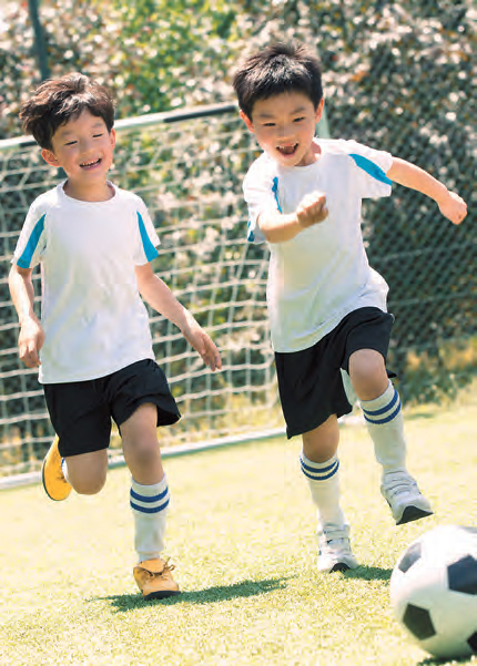 축구하는 어린이