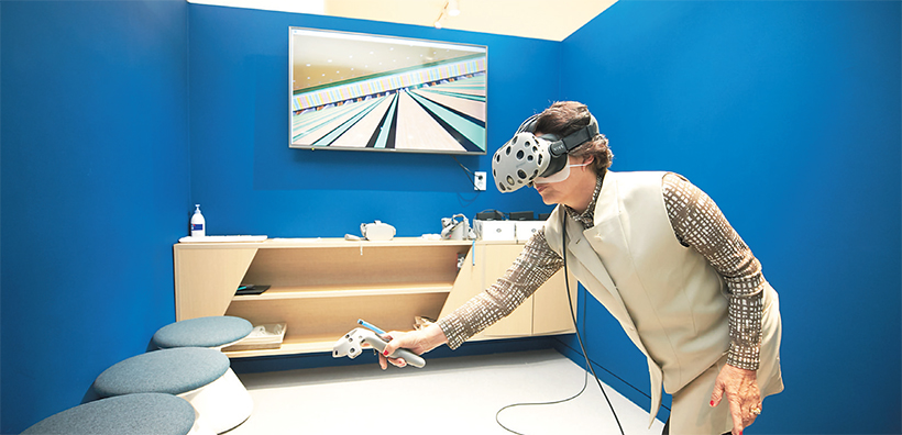 내곡느티나무쉼터 스마트IT체험존에서 가상현실(VR)체험을 하는 어르신의 모습
