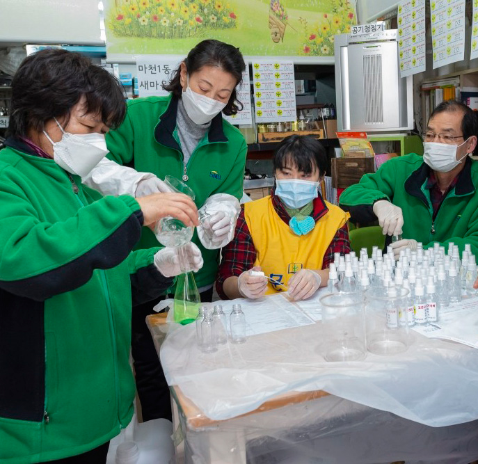 마천1동 새마을협의회, 새마을부녀회, 새마을 문고 회원들 손 소독제 제작·나눔