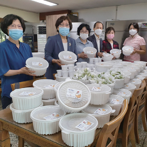 문정2동 ‘사랑 나눔 삼계탕’이 찾아갑니다. 맛있게 드시고 힘내세요!