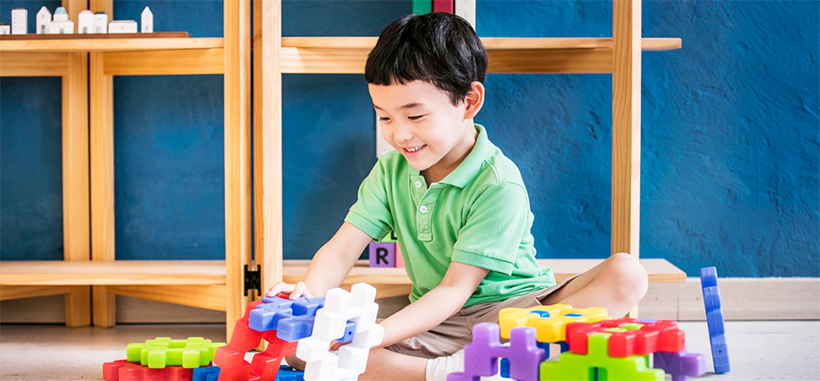 장난감 가지고 노는 아동