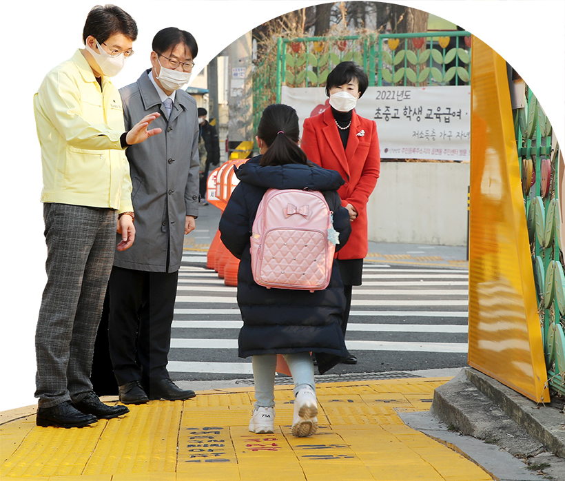 등교길 어린이와 인사하는 정원오 구청장