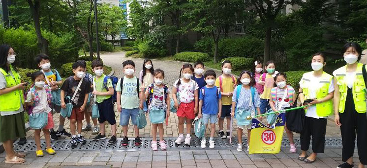 교통안전지킴이와 어린이들