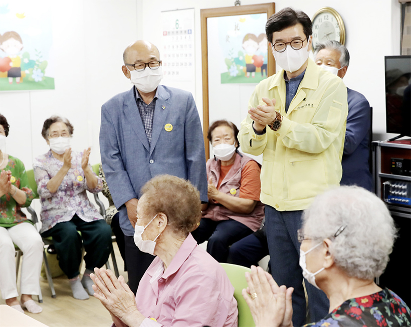 경로당 어르신들과 정원오 성동구청장