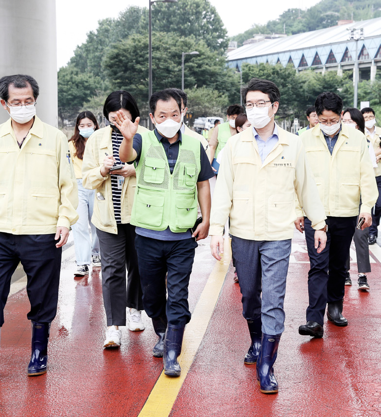 현장 점검 중인 정원오 구청장