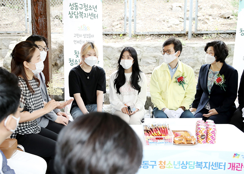 상담중인 청소년들과 정원오 성동구청장