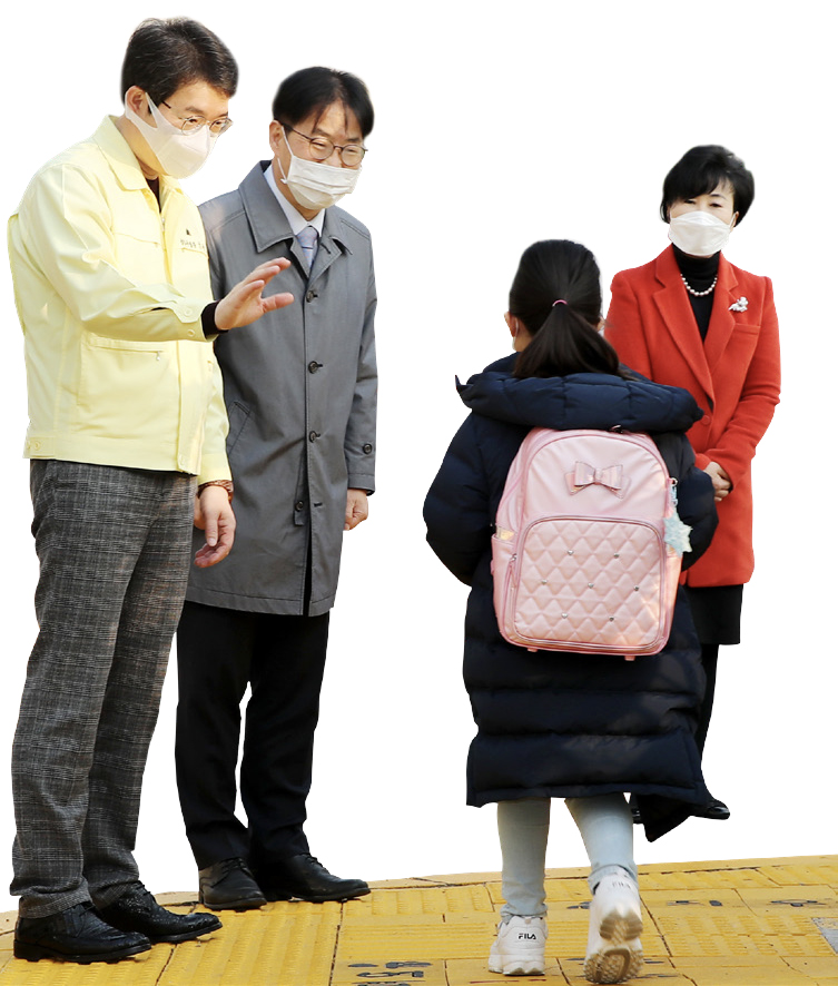 등교길 학생과 인사하는 정원오 성동구청장