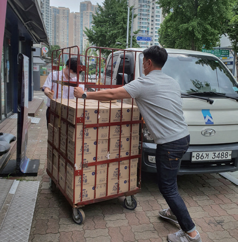 삼전동, 종이팩 생수 기부 현장