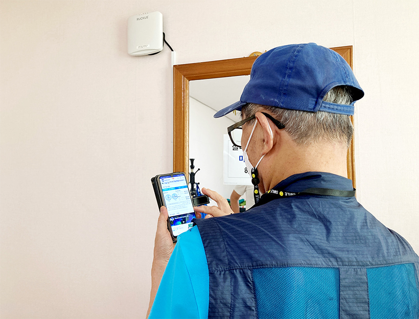 무료 공공와이파이 이용하는 어르신