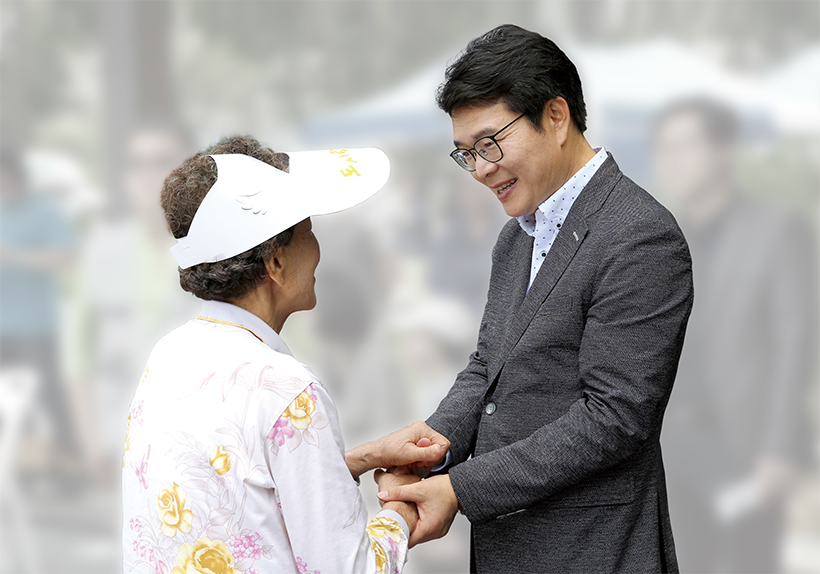 시민과 손 마주잡은 정원오 구청장