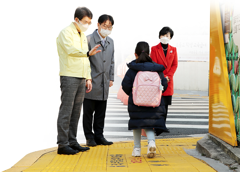 어린이와 인사하는 정원오 구청장