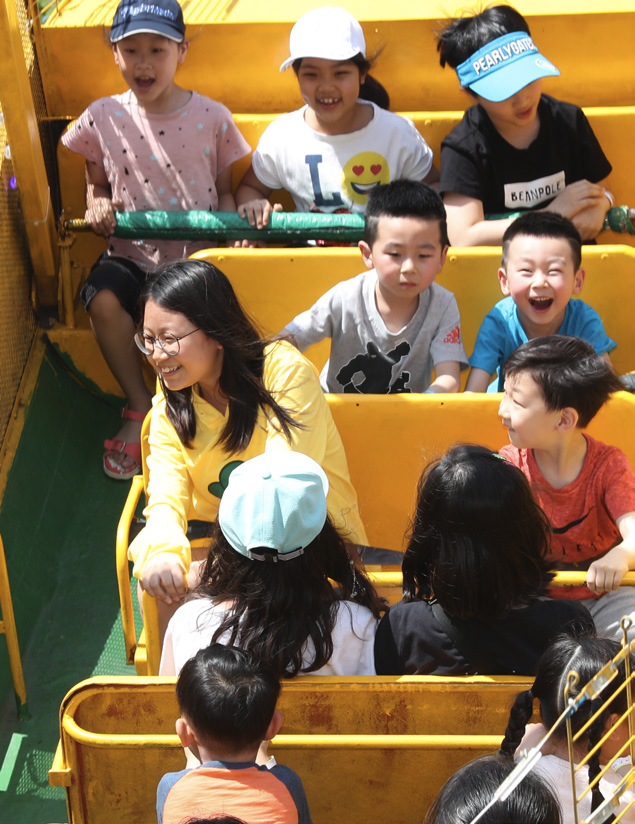 놀이기구 타는 어린이들