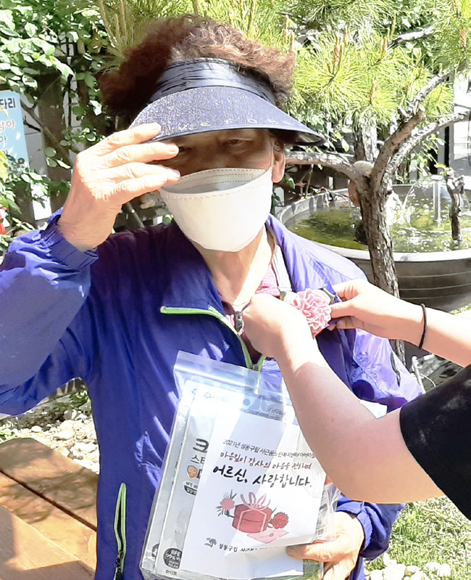 카네이션 다는 어르신