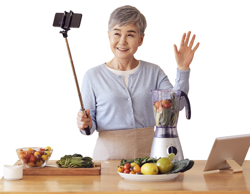 요리 영상 촬영하는 중장년 1인 가구