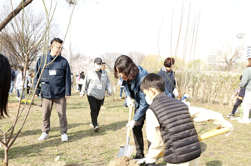 식목 행사 참여