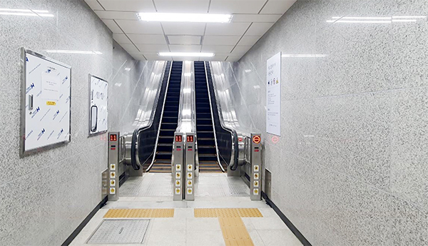 금호역 4번 출구 에스컬레이터