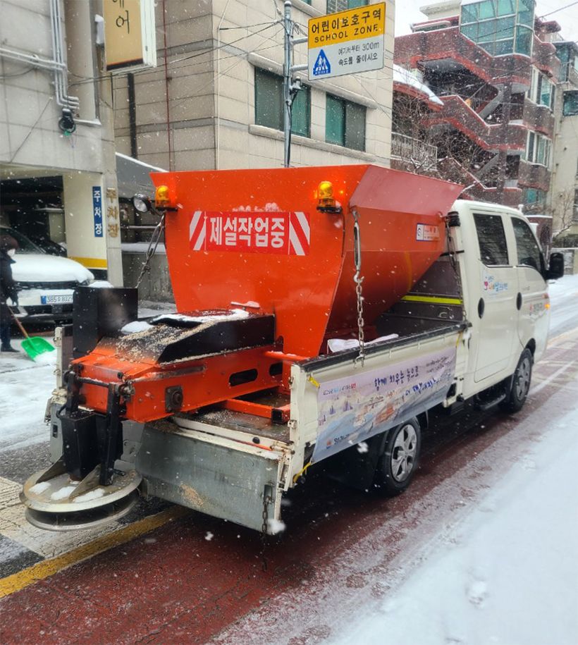 살포기로 제설제를 도로에 뿌리는 모습