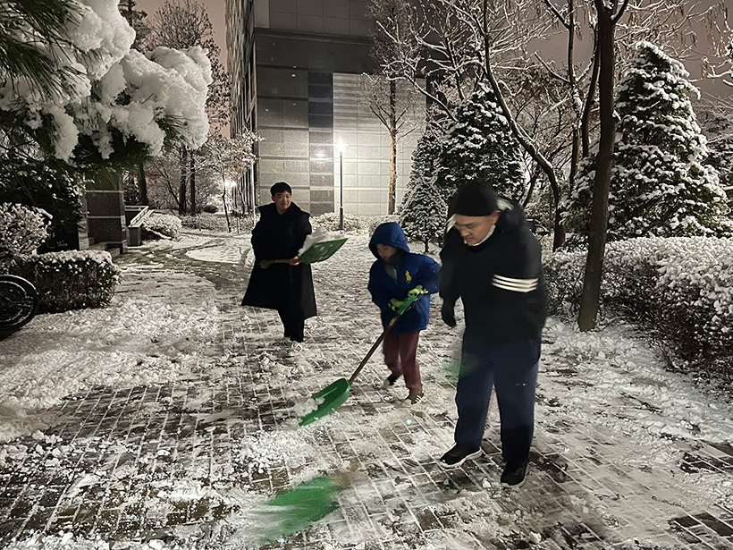 잠실4동, 잠실4동 아파트 주민, 직원 모두 함께 눈을 치웠다