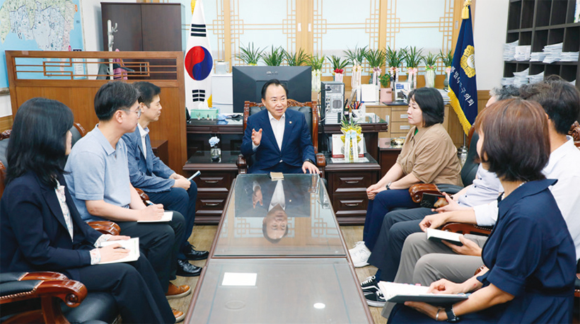 소재권 의장과 양은미 부의장이 7월 11일 직원들과 간담회를 갖고 있다