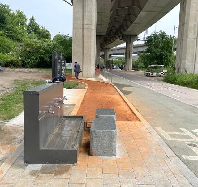 청계천변 황톳길