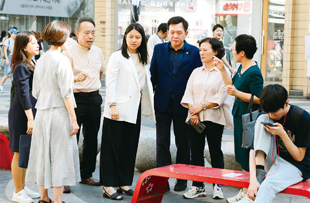 국립극단 명동예술극장 앞 광장 방문