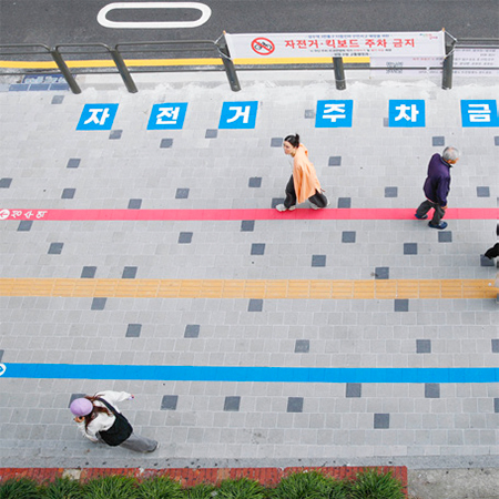 성수역 3번 출구 보행유도선 설치