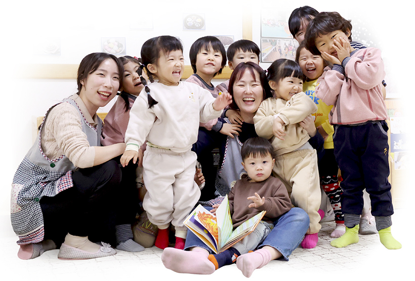 보육교사와 어린이들