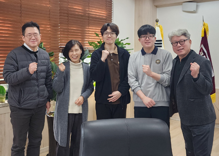 왕정건 학생(오른쪽 두번째), 학교장 및 담임교사 등