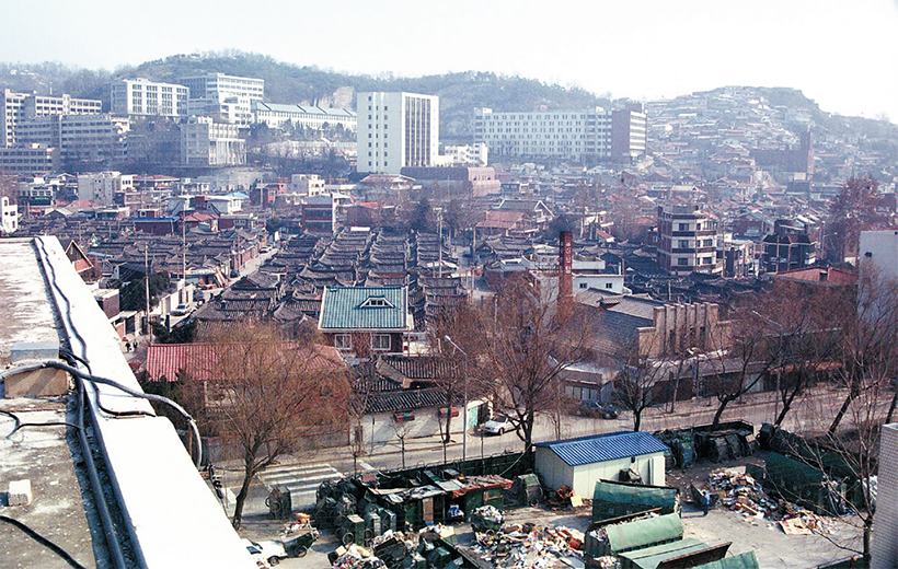 1990년 4월 동선동 풍경. 중앙에 보이는 굴뚝이 신안탕(©성북구청)