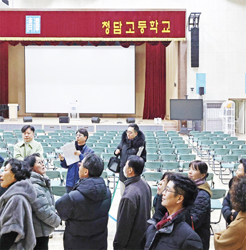 청담고 사전점검 중인 학부모 등 주민들