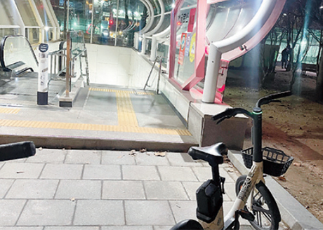 지하철역 진출입구