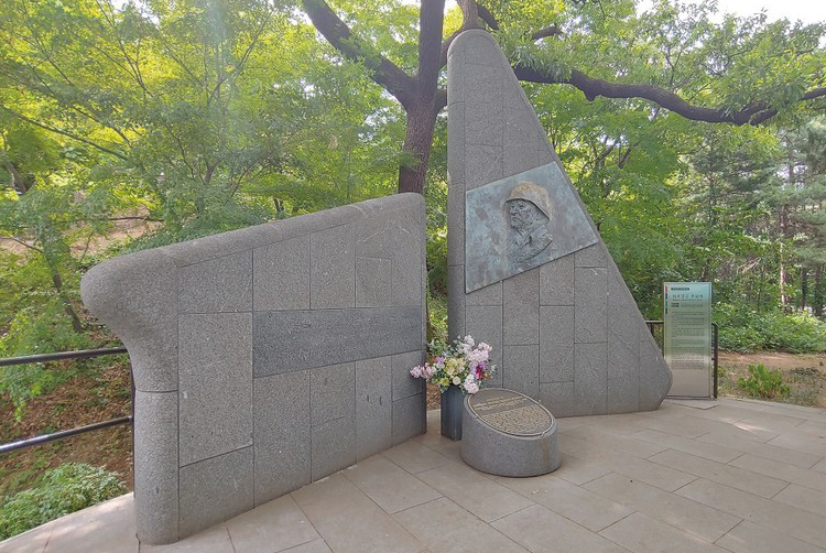 워커장군 추모비