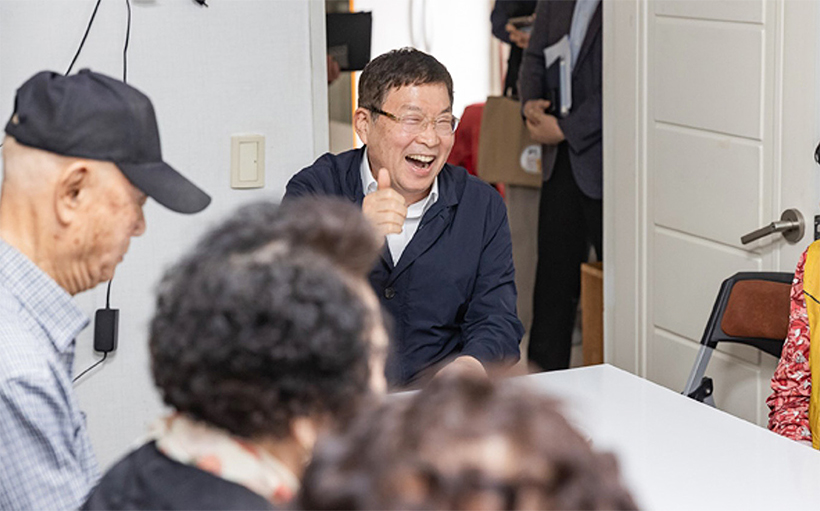 여름을 앞두고 경로당을 찾아 어르신들과 인사 나누는 광진구청장