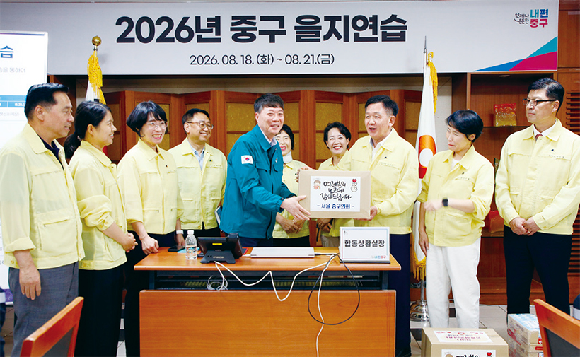 중구의회 의원들이 중구청 지하 합동상황실을 방문해 현장 근무자들을 격려하고 있다