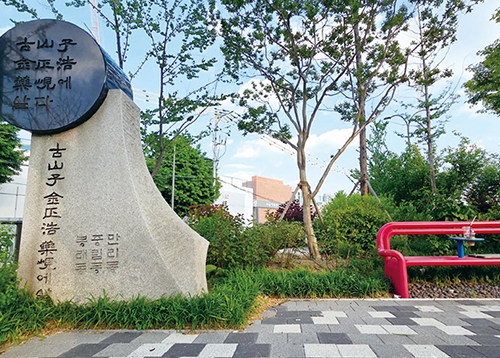 [우리동네 역사산책] 만리동 김정호와 분홍 벤치