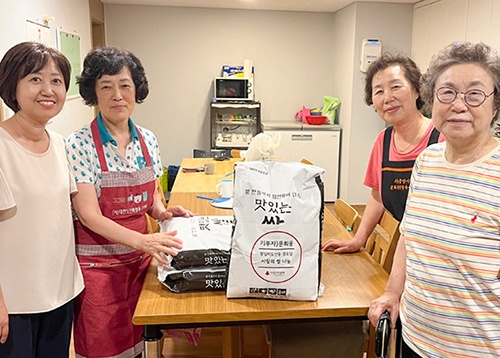 [우리동네 소식] ‘이웃과 함께하는 특별한 결혼기념일’ 왕십리도선동 경로당 이웃사랑 쌀 나눔