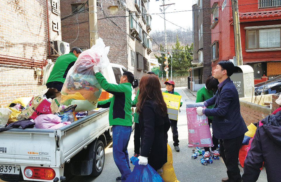 독거어르신의 고물 치우기, 주민들이 힘 모았어요!