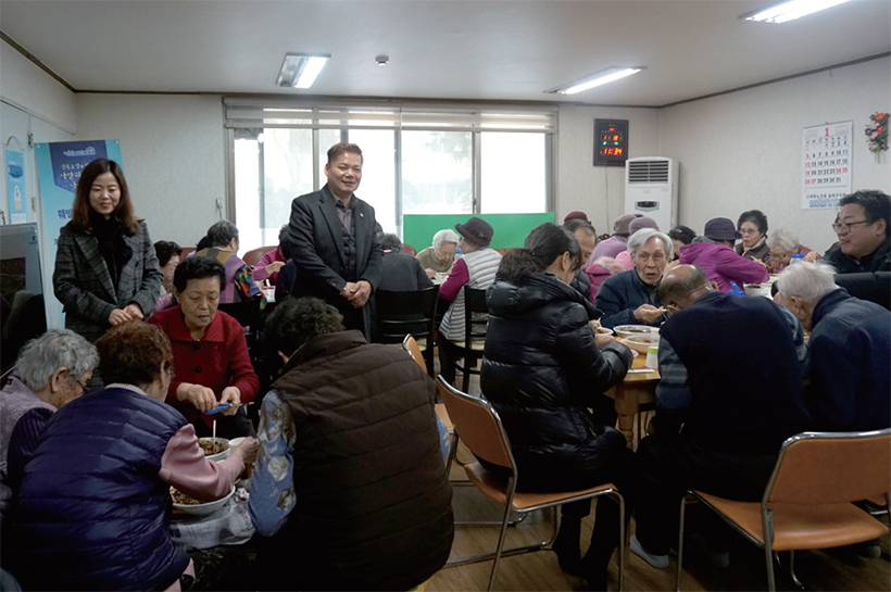 신동보성의 서호석 대표, 문정동 훼밀리아파트 경로당 어르신들에게 짜장면 대접